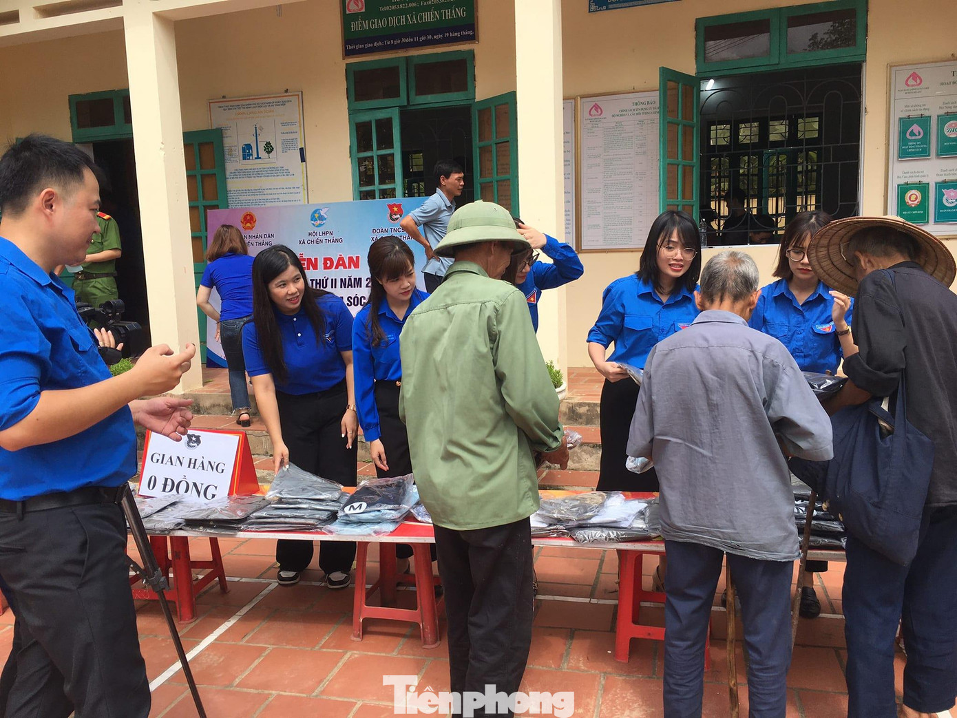 Nhân dân địa phương tham gia "Gian hàng 0 đồng" -Ảnh: Duy Chiến Nhân dân địa phương tham gia "Gian hàng 0 đồng" -Ảnh: Duy Chiến