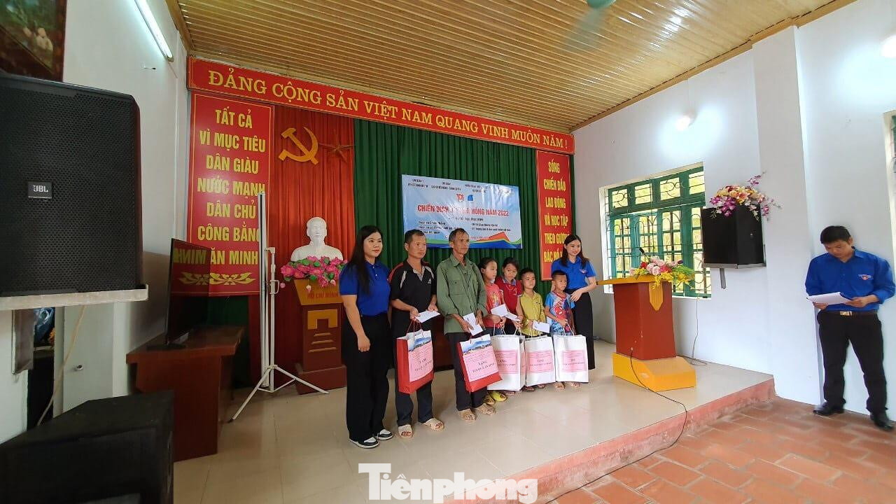 Các đối tượng chính sách, khó khăn nhận quà của ban tổ chức -Ảnh: Duy Chiến Các đối tượng chính sách, khó khăn nhận quà của ban tổ chức -Ảnh: Duy Chiến