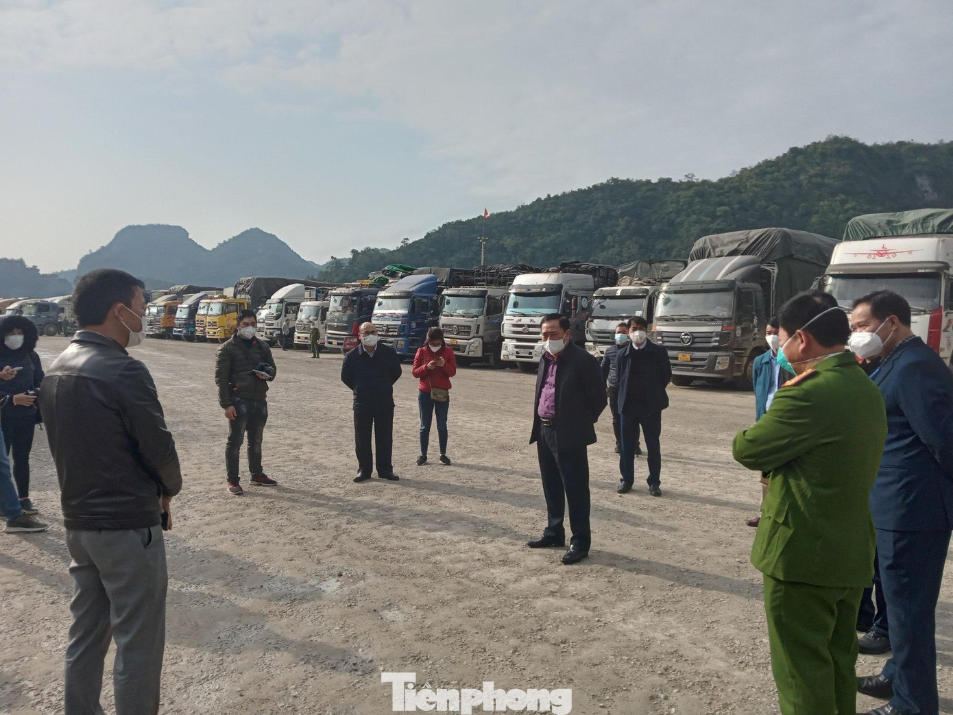 Lãnh đạo tỉnh Lạng Sơn liên tục đến thị sát cửa khẩu, chỉ đạo các ngành chức năng tìm cách tháo gỡ. Ảnh: Duy Chiến