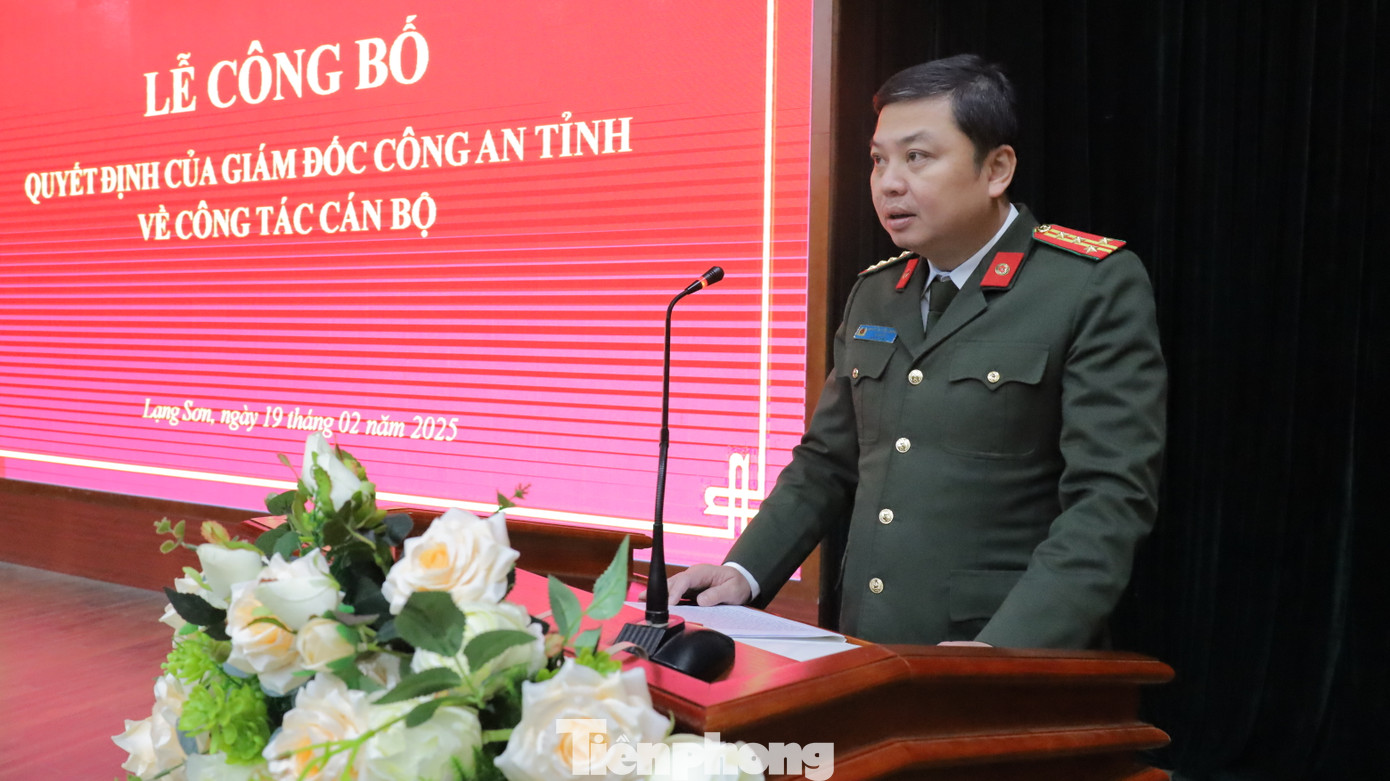 Giám đốc Công an tỉnh Lạng Sơn Nguyễn Tiến Trung ghi nhận, biểu dương tính tiên phong, gương mẫu của 13 sỹ quan chỉ huy cấp phòng công an địa phương và mong điều tốt đẹp này sẽ có sức lan tỏa mạnh mẽ trong toàn lực lượng. Ảnh: H.T Giám đốc Công an tỉnh Lạng Sơn Nguyễn Tiến Trung ghi nhận, biểu dương tính tiên phong, gương mẫu của 13 sỹ quan chỉ huy cấp phòng công an địa phương và mong điều tốt đẹp này sẽ có sức lan tỏa mạnh mẽ trong toàn lực lượng. Ảnh: H.T
