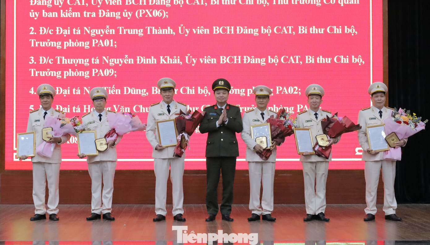 Sáu trưởng phòng thuộc Công an tỉnh Lạng Sơn nhận quyết định, hoa của Giám đốc Công an Lạng Sơn. Sáu trưởng phòng thuộc Công an tỉnh Lạng Sơn nhận quyết định, hoa của Giám đốc Công an Lạng Sơn.