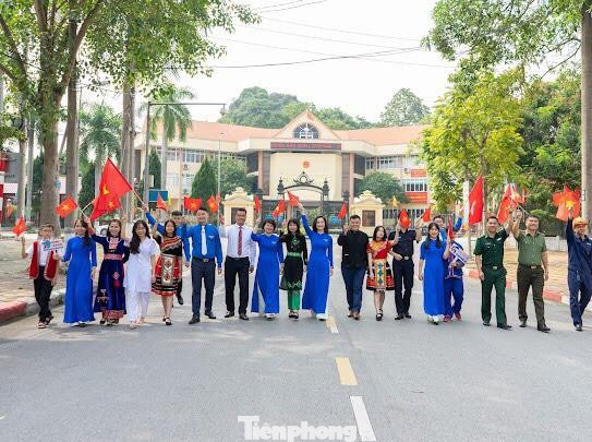 Trong 10 năm trở lại đây, 3 cặp đôi công tác tại Tỉnh Đoàn Lạng Sơn đã nên duyên vợ chồng, gắn kết trong ngôi nhà Đoàn, hân hoan chào mừng ngày hội lớn của tuổi trẻ cả nước - Ảnh: Duy Chiến