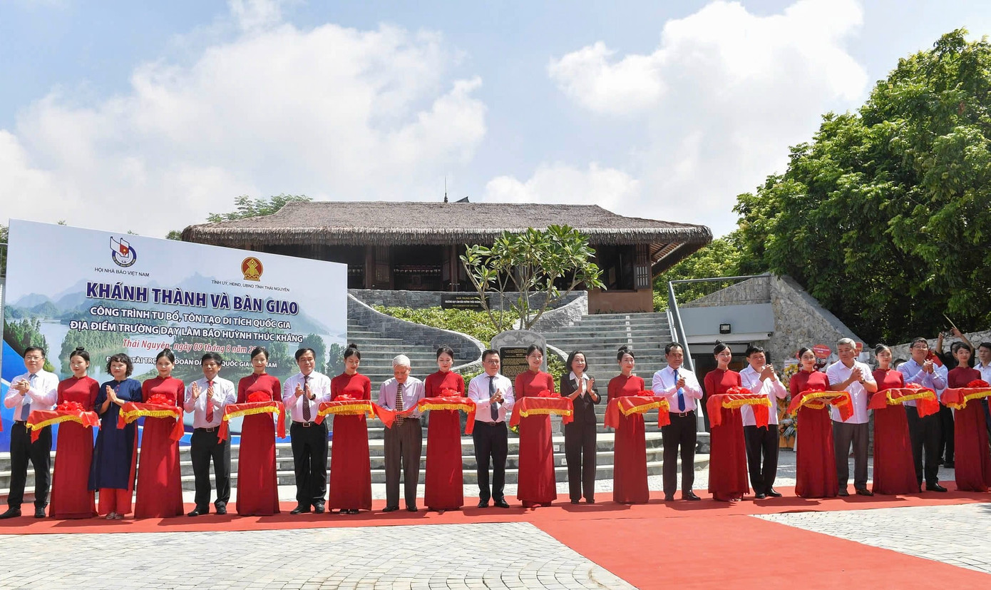 Nghi lễ cắt băng khánh thành công trình.