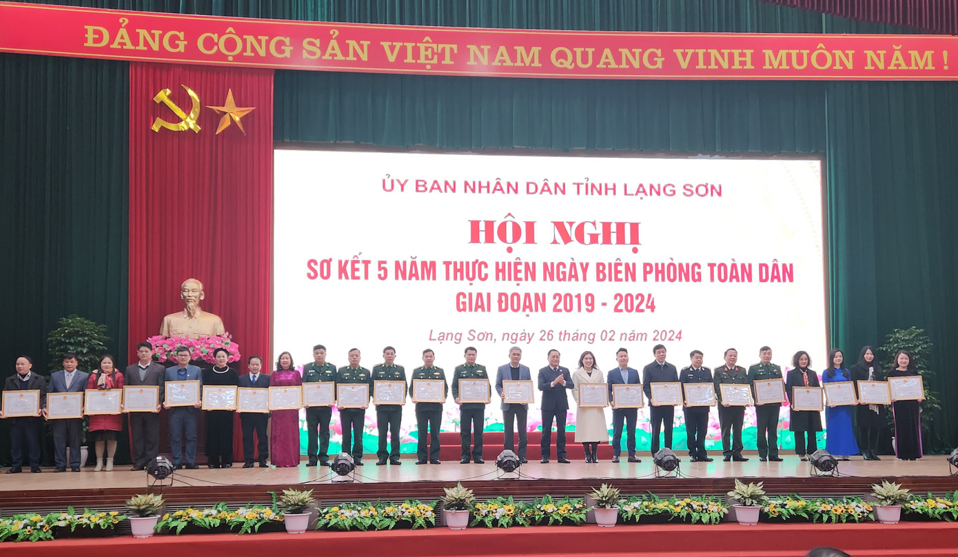 Nhiều tập thể, cá nhân có thành tích xuất sắc được nhận Bằng khen của Chủ tịch UBND tỉnh Lạng Sơn. Ảnh: Duy Chiến
