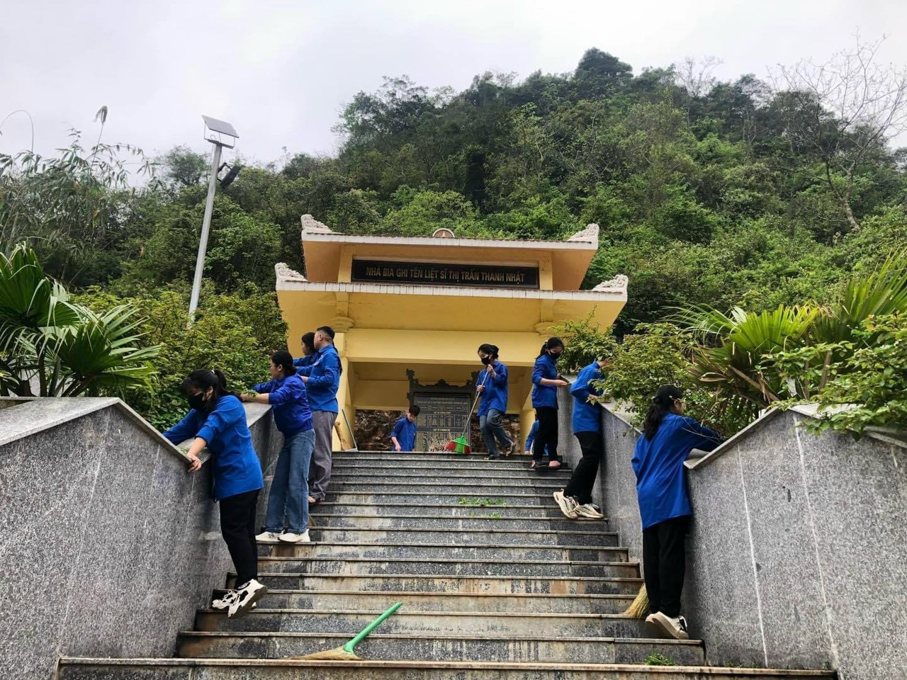 Chăm lo tu bổ, vệ sinh cảnh quan tại các công trình tình nghĩa. Chăm lo tu bổ, vệ sinh cảnh quan tại các công trình tình nghĩa.