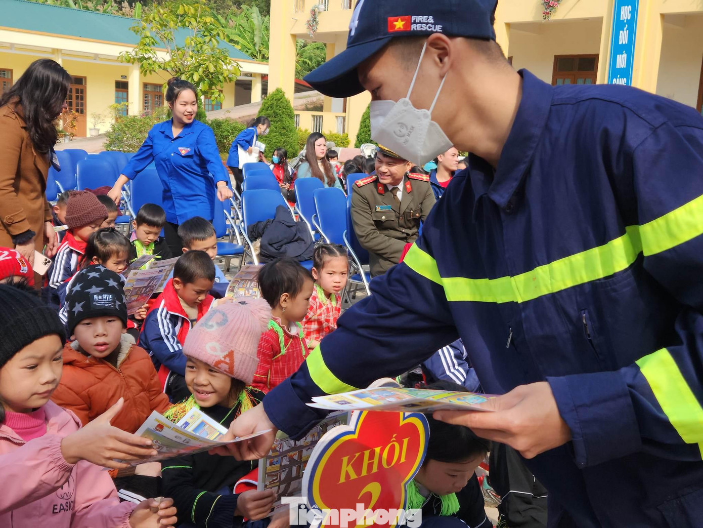 Tuyên truyền, phát tờ rơi về phòng cháy, chữa cháy -Ảnh: Duy Chiến