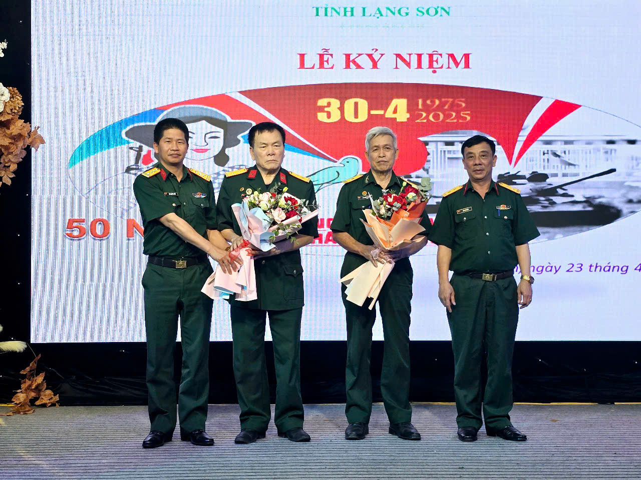 Trong cuộc kháng chiến chống Mỹ, quân và dân tỉnh Lạng Sơn đã có những đóng góp chung vào thắng lợi của cả nước, vừa kiên cường, vừa chiến đấu chống chiến tranh phá hoại, vừa cung cấp hàng hóa, chi viện cho chiến trường miền Nam. Tỉnh Lạng Sơn có trên 27.000 thanh niên xung phong nhập ngũ vào Nam chiến đấu; trong đó có hơn 3.400 người đã hy sinh nằm tại các chiến trường. Trong ảnh: Đại diện Bộ Chỉ huy Quân sự tỉnh Lạng Sơn tặng hoa chúc mừng Hội truyền thống Trường Sơn - Đường Hồ Chí Minh tỉnh Lạng Sơn.