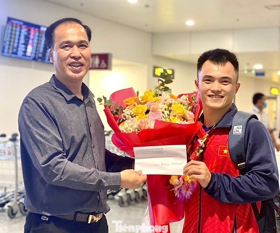 Đón Nông Văn Hữu mang vinh quang về cho Tổ quốc, Lãnh đạo Trung tâm huấn luyện và thi đấu thể dục thể thao tỉnh Lạng Sơn đã thưởng nóng 20 triệu cho Hữu. Ảnh: TL