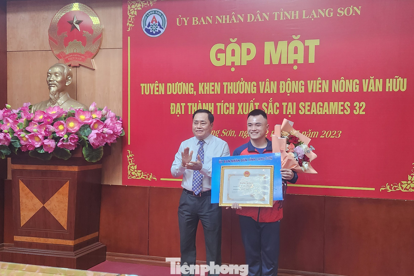 Chủ tịch UBND tỉnh Lạng Sơn tặng tiền thưởng, Bằng khen cho VĐV Nông Văn Hữu (bìa phải). Ảnh: Duy Chiến