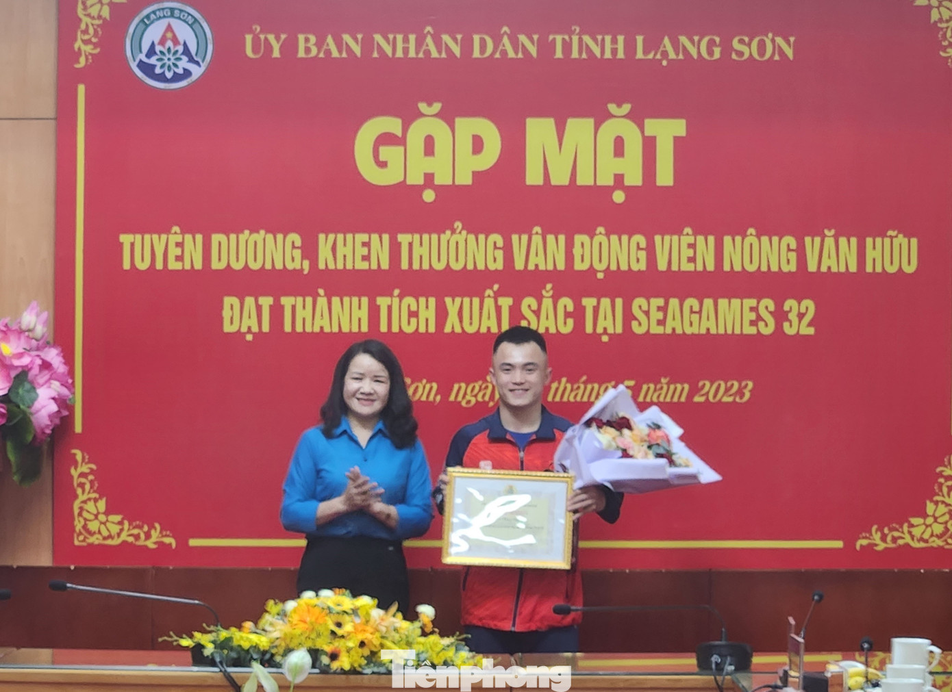 Liên đoàn Lao động tỉnh Lạng Sơn khen thưởng, động viên Nông Văn Hữu. Ảnh: Duy Chiến