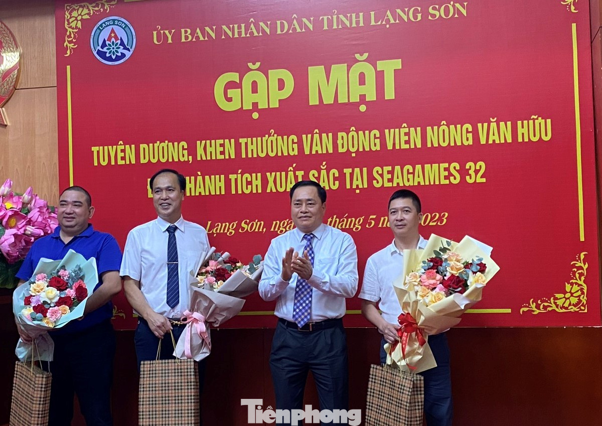 Các huấn luyện viên và lãnh đạo Trung tâm huấn luyện và thi đấu TCTT tỉnh Lạng Sơn nhận hoa, chúc mừng của lãnh đạo tỉnh Lạng Sơn. Ảnh: Duy Chiến