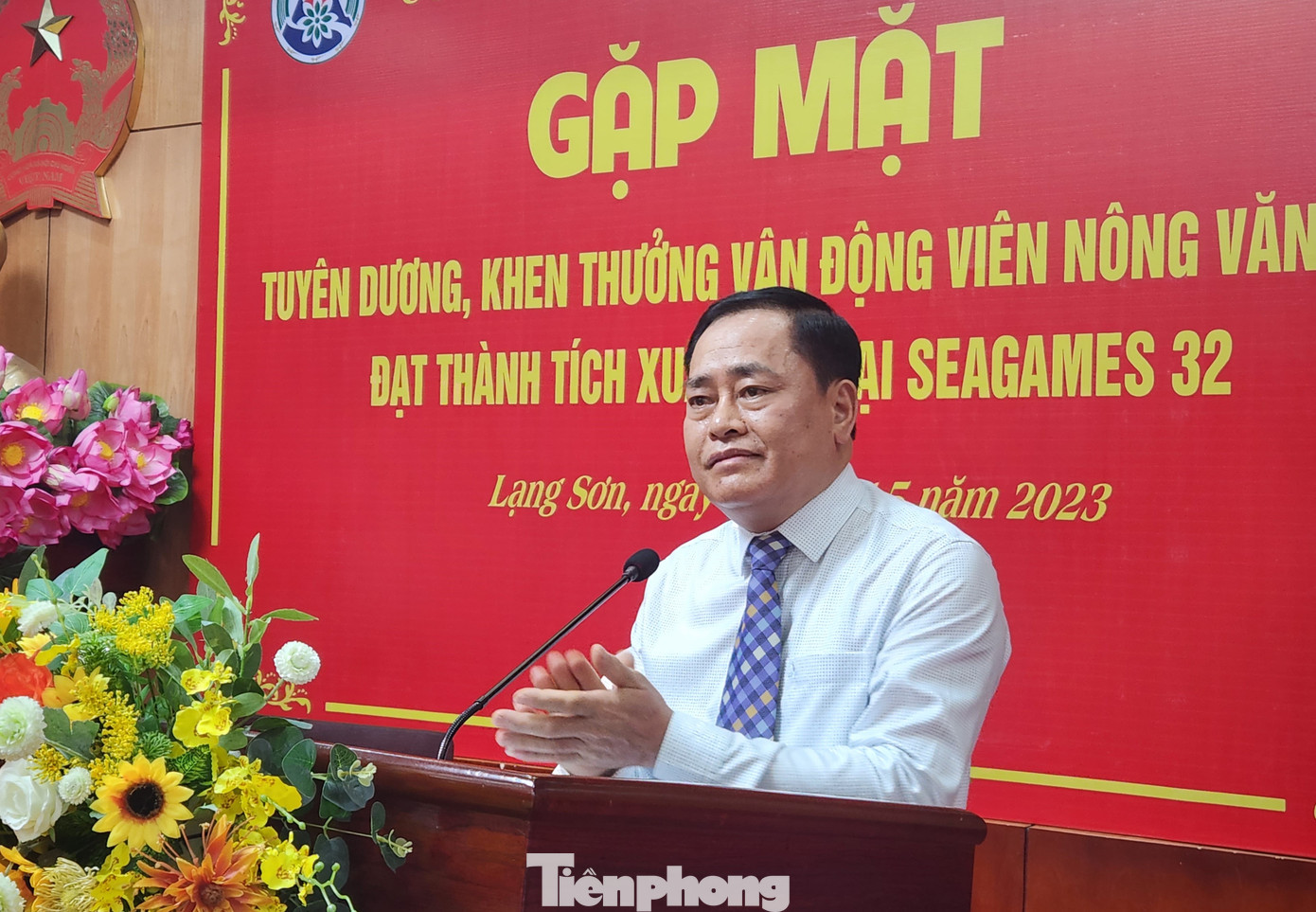 Chủ tịch UBND tỉnh Lạng Sơn hoan nghênh, chúc mừng thành tích của VĐV Nông Văn Hữu. Ảnh: Duy Chiến