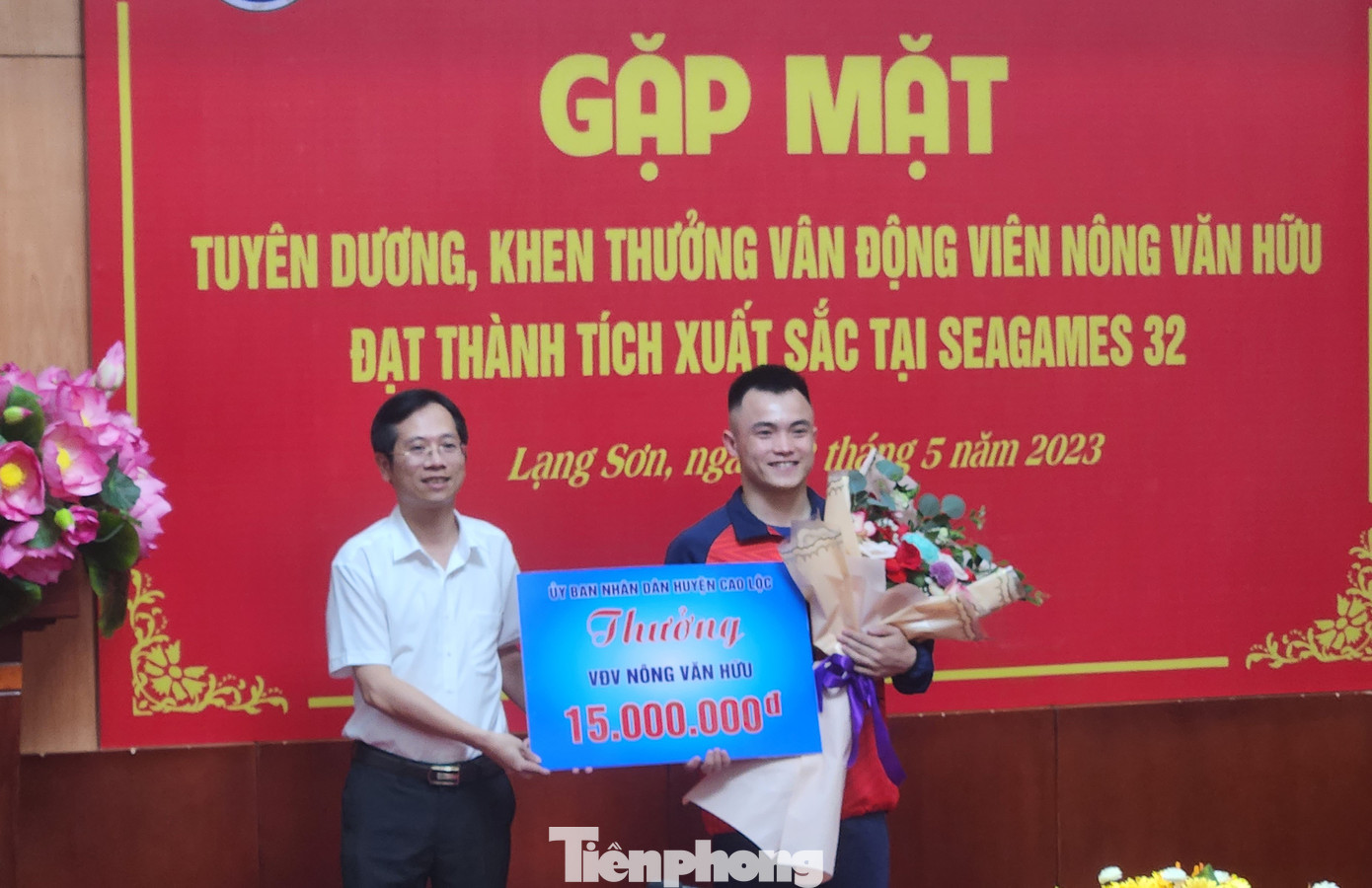 Ông Nguyễn Duy Anh, Chủ tịch UBND huyện Cao Lộc trao thưởng cho Nông Văn Hữu- vận động viên ưu tú, người con của huyện nhà. Ảnh: Duy Chiến