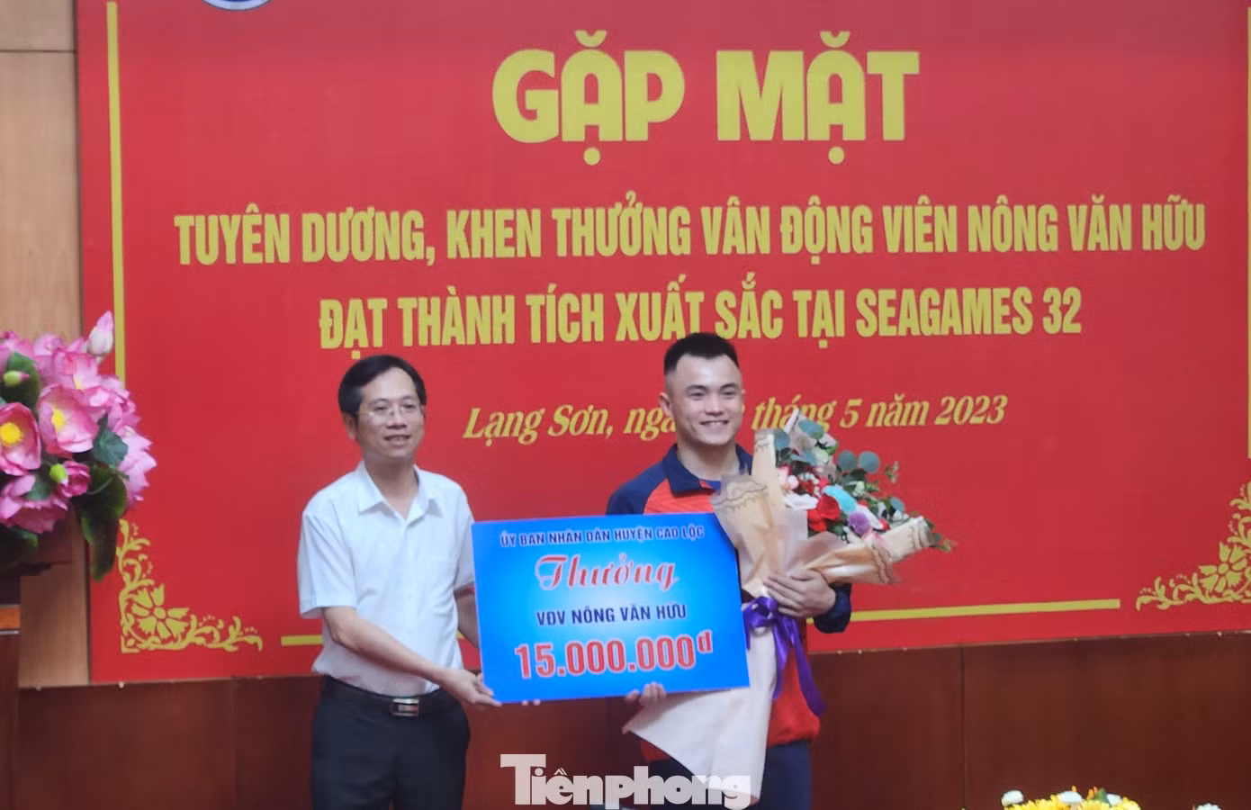 Ông Nguyễn Duy Anh, Chủ tịch UBND huyện Cao Lộc trao thưởng cho Nông Văn Hữu- vận động viên ưu tú, người con của huyện nhà. Ảnh: Duy Chiến Ông Nguyễn Duy Anh, Chủ tịch UBND huyện Cao Lộc trao thưởng cho Nông Văn Hữu- vận động viên ưu tú, người con của huyện nhà. Ảnh: Duy Chiến