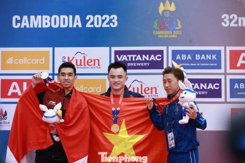 Nông Văn Hữu (giữa) giành Huy chương vàng. Ảnh: TL