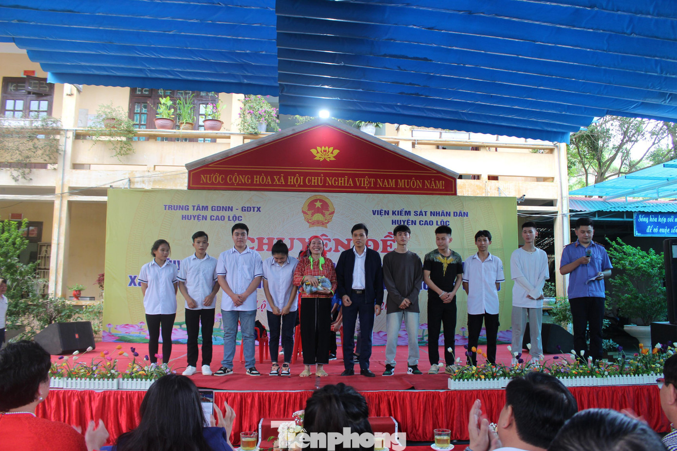 Các "diễn viên" thể hiện trong phiên tòa giả định có nhiều giáo viên, học sinh Cao Lộc nên cuốn hút sự chú ý của người xem -Ảnh: Duy Chiến Các "diễn viên" thể hiện trong phiên tòa giả định có nhiều giáo viên, học sinh Cao Lộc nên cuốn hút sự chú ý của người xem -Ảnh: Duy Chiến