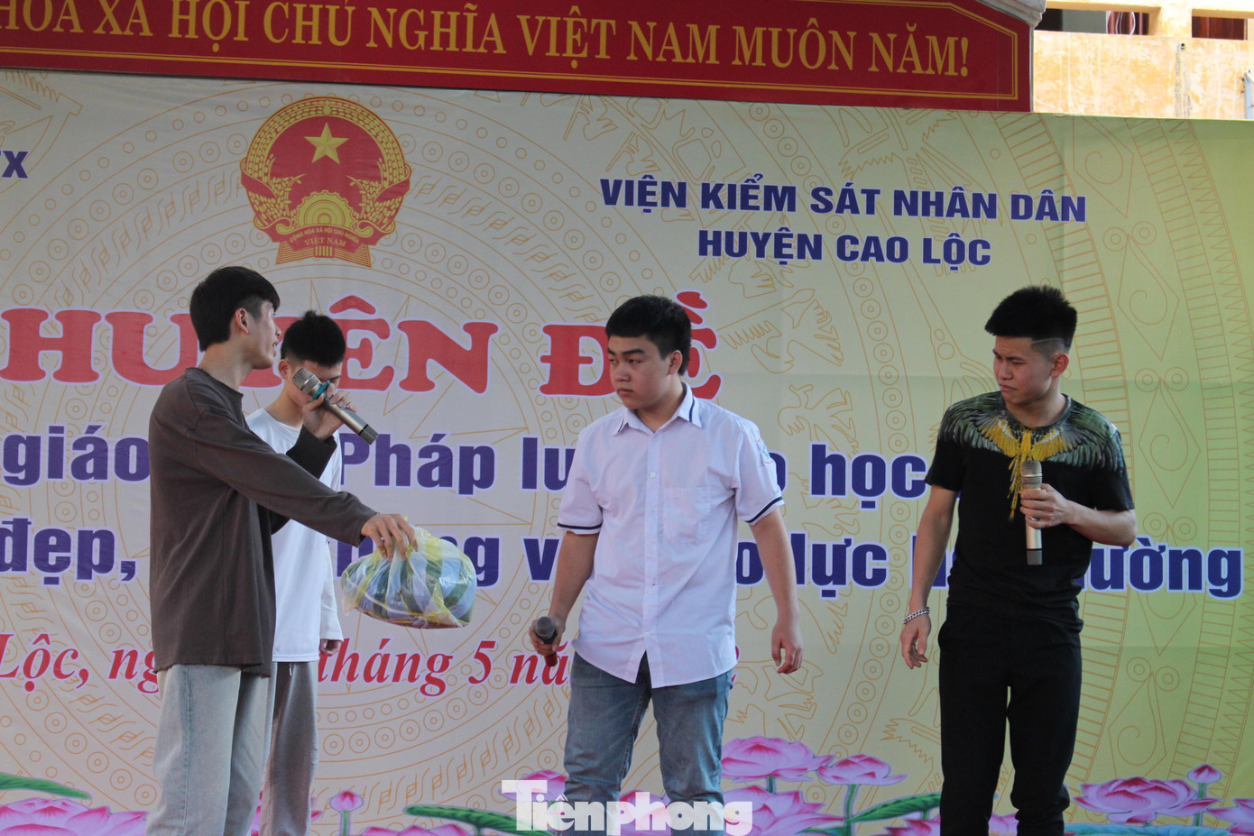 "Lỗi tại ai?" là tiểu phẩm thể hiện vụ án "Cố ý gây thương tích trong trạng thái kích động mạnh" -Ảnh: Duy Chiến "Lỗi tại ai?" là tiểu phẩm thể hiện vụ án "Cố ý gây thương tích trong trạng thái kích động mạnh" -Ảnh: Duy Chiến