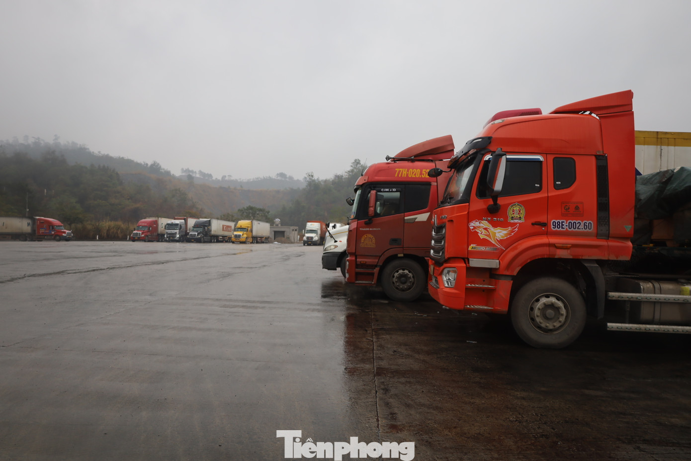 Xe container chở hàng nông sản, hoa quả đỗ tại cửa khẩu quốc tế Hữu Nghị để chờ làm thủ tục xuất bán sang bên kia biên giới (ảnh: Duy Chiến).