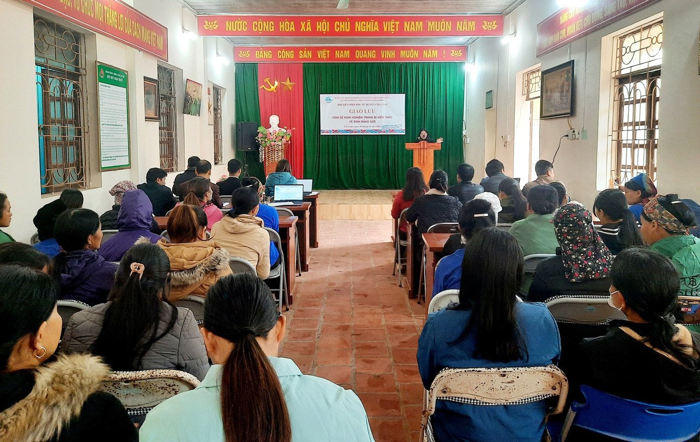 Chia sẻ kinh nghiệm bình đẳng giới, đề cao vai trò của người phụ nữ.