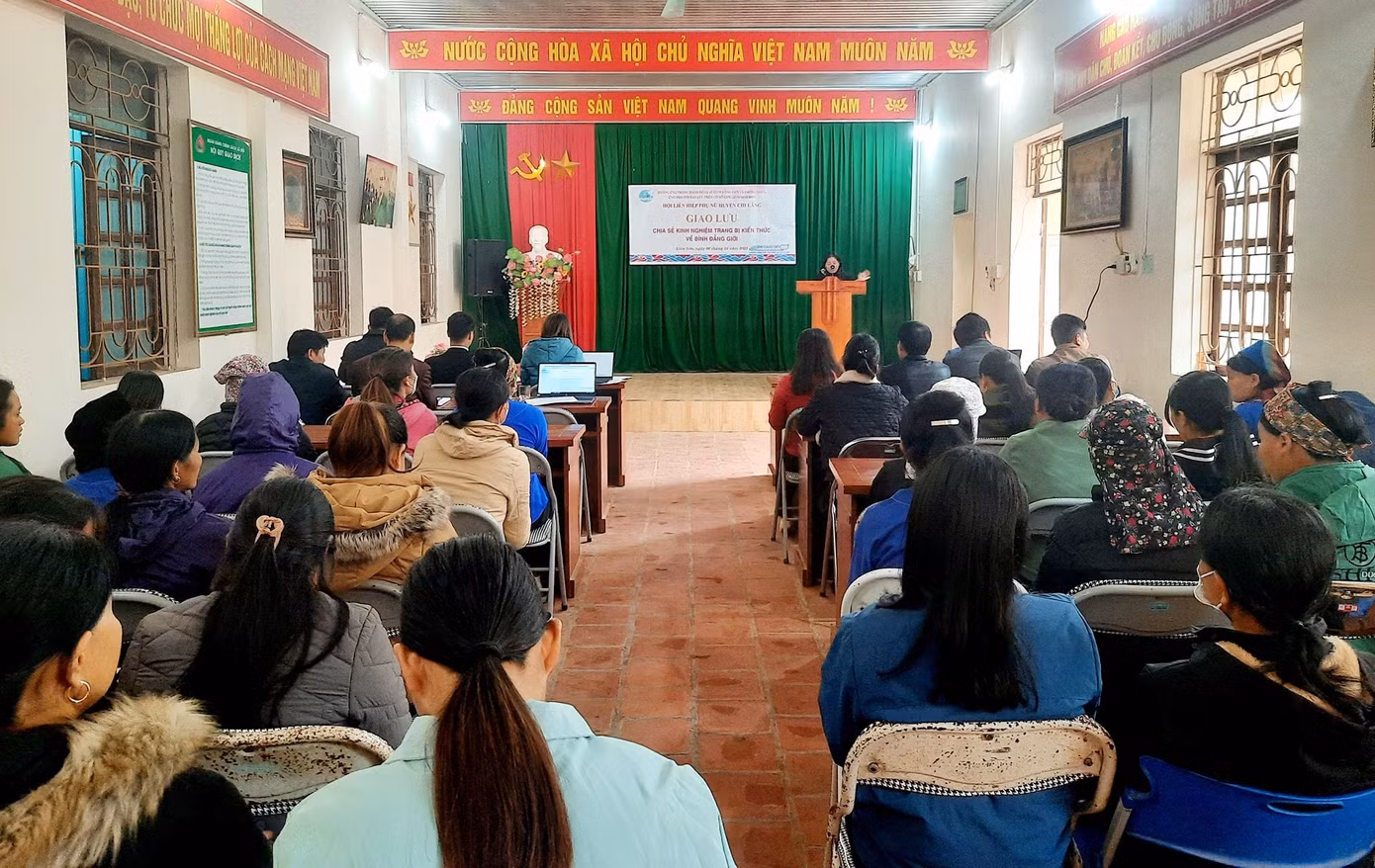Chia sẻ kinh nghiệm bình đẳng giới, đề cao vai trò của người phụ nữ.