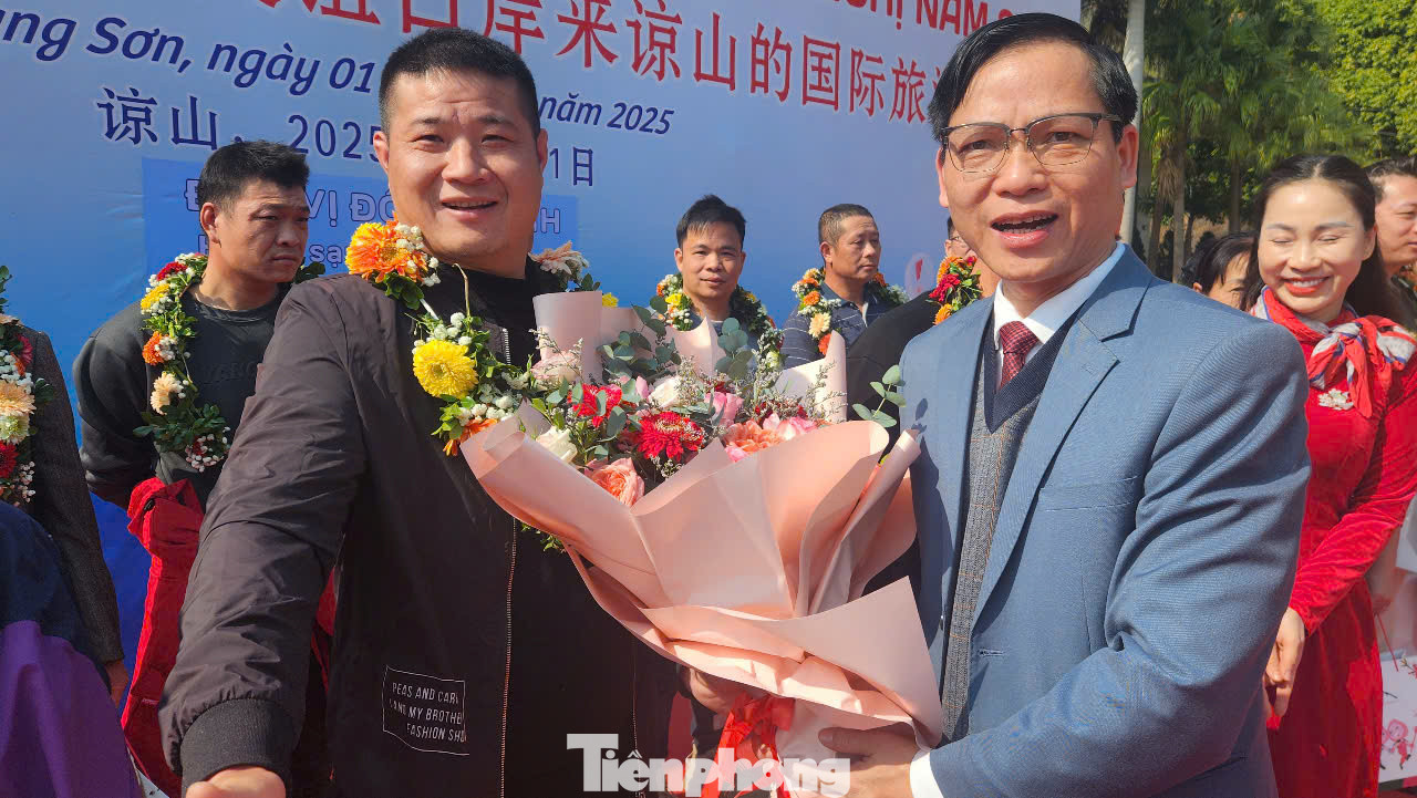 Lãnh đạo Trung tâm XTĐT-TM &DL tỉnh Lạng Sơn (bìa phải) tặng hoa chúc mừng đoàn khách Trung Quốc nhập cảnh vào thăm Lạng Sơn. Lãnh đạo Trung tâm XTĐT-TM &DL tỉnh Lạng Sơn (bìa phải) tặng hoa chúc mừng đoàn khách Trung Quốc nhập cảnh vào thăm Lạng Sơn.