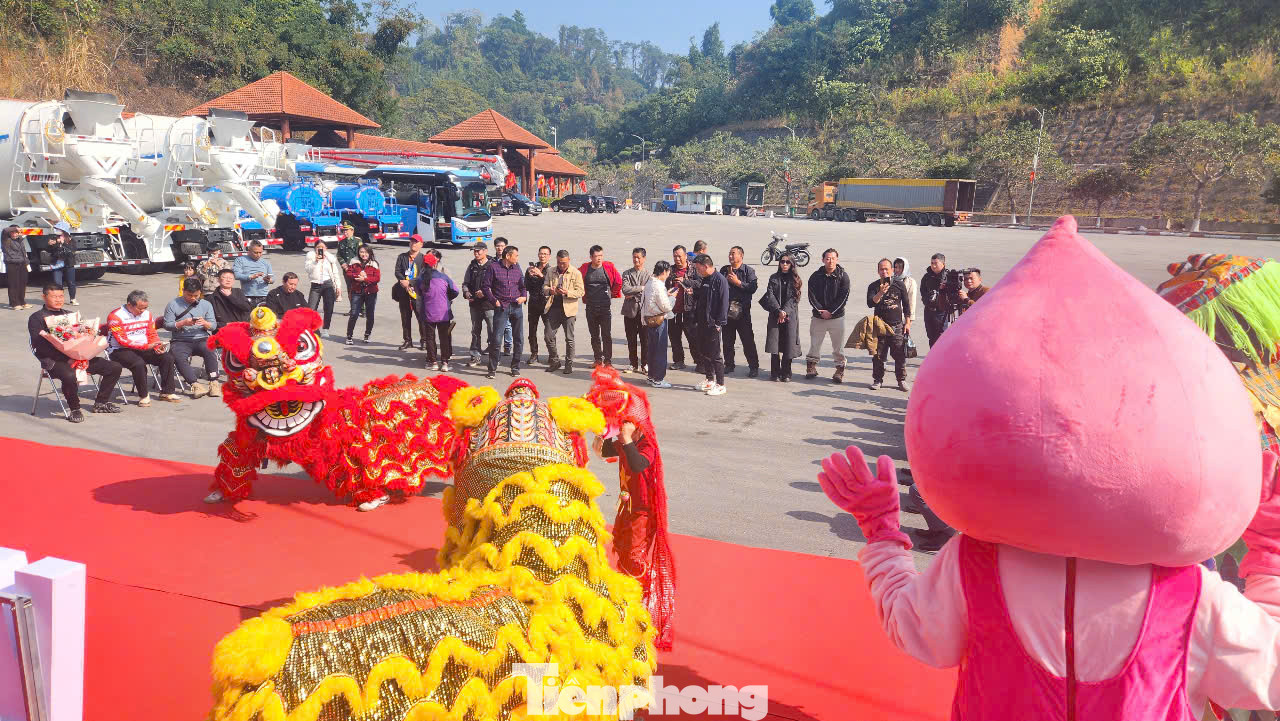 Hân hoan đón chào khách "xông đất" xứ Lạng năm mới Hân hoan đón chào khách "xông đất" xứ Lạng năm mới