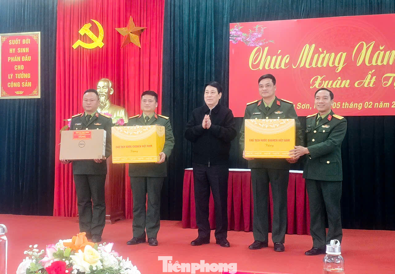 Chủ tịch nước Lương Cường (giữa) tặng quà xuân cho cán bộ, chiến sỹ Trung đoàn 123 Lạng Sơn. Ảnh: Duy Chiến