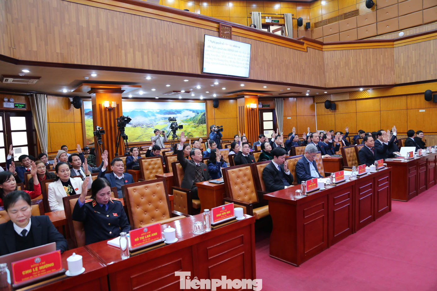 HĐND tỉnh Lạng Sơn biểu quyết thông qua 27 Nghị quyết về phát triển kinh tế- xã hội, dự toán thu chi, đầu tư công, cơ chế chính sách của tỉnh. Ảnh: Duy Chiến