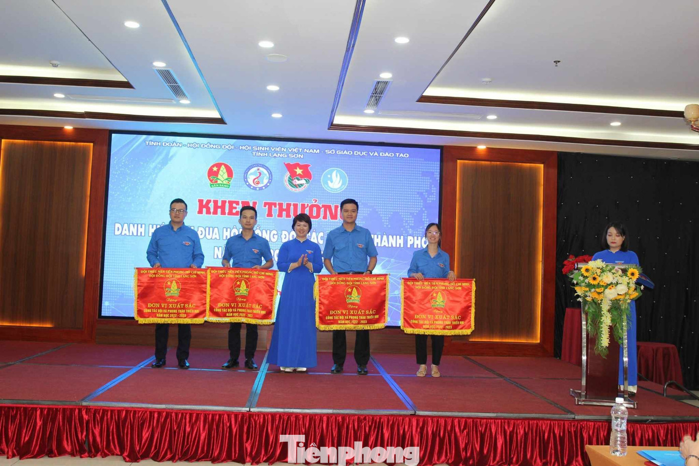 Chị Lê Thùy Dung, Phó Bí thư Tỉnh Đoàn trao cờ thi đua đơn vị xuất sắc trong công tác Đoàn. Ảnh: Duy Chiến Chị Lê Thùy Dung, Phó Bí thư Tỉnh Đoàn trao cờ thi đua đơn vị xuất sắc trong công tác Đoàn. Ảnh: Duy Chiến