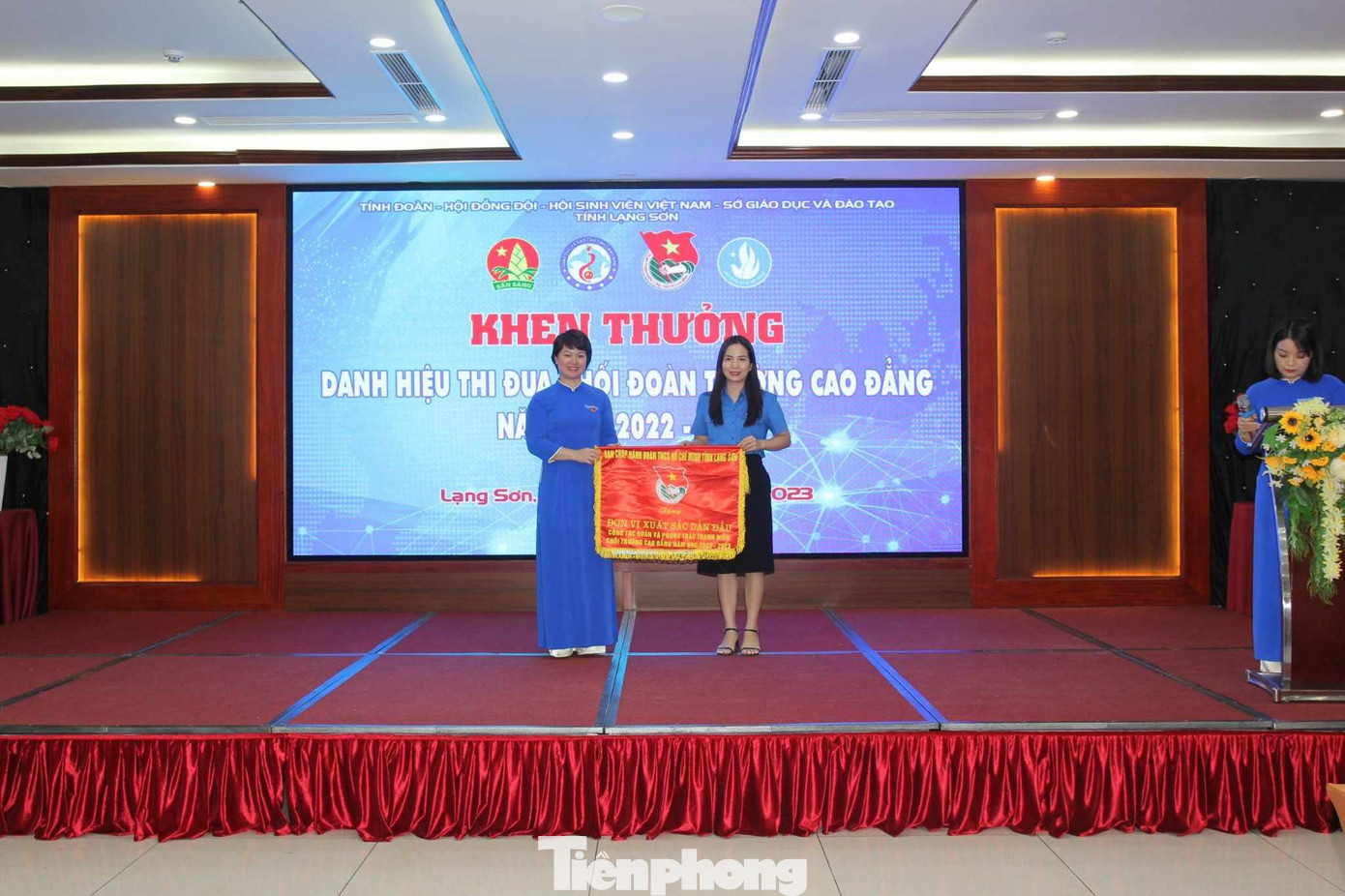 Trao tặng cờ và Bằng khen cho các tập thể đạt danh hiệu thi đua khối Đoàn trường Cao đẳng năm học 2022-2023. Trao tặng cờ và Bằng khen cho các tập thể đạt danh hiệu thi đua khối Đoàn trường Cao đẳng năm học 2022-2023.