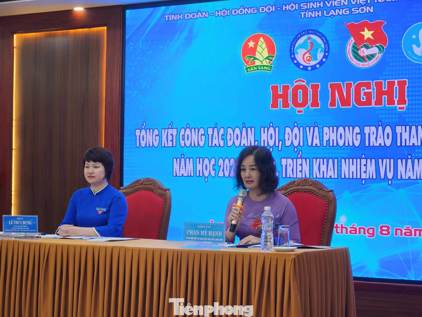 Chị Lê Thùy Dung - Phó Bí thư Tỉnh Đoàn (trái) và bà Phan Mỹ Hạnh - Phó Giám đốc Sở GD &ĐT tỉnh Lạng Sơn chủ trì thảo luận. Ảnh: Duy Chiến Chị Lê Thùy Dung - Phó Bí thư Tỉnh Đoàn (trái) và bà Phan Mỹ Hạnh - Phó Giám đốc Sở GD &ĐT tỉnh Lạng Sơn chủ trì thảo luận. Ảnh: Duy Chiến