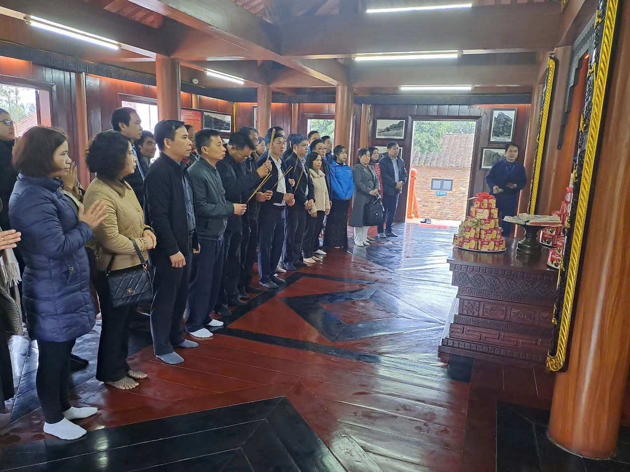 Các đại biểu 5 tỉnh dâng hương tại nhà lưu niệm đồng chí Hoàng Văn Thụ tại xã Hoàng Văn Thụ, huyện Văn Lãng, Lạng Sơn.