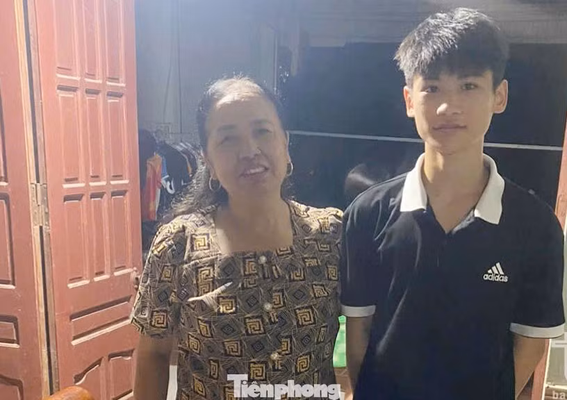 Bà Đỗ Thị Phương đến gia đình 2 thanh niên dũng cảm để cảm ơn.