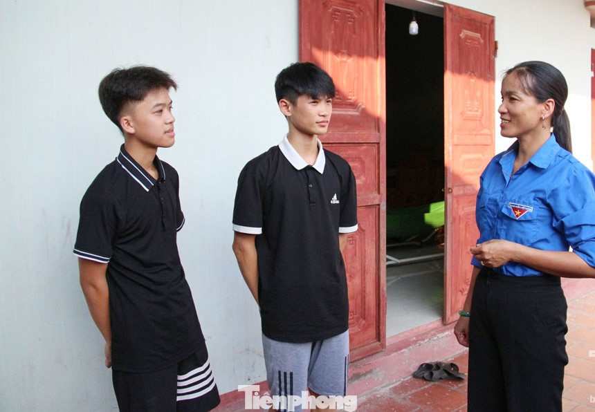 Đoàn xã Tân Kim gặp mặt, khen thưởng hai thanh niên dũng cảm cứu người. Ảnh: P.T Đoàn xã Tân Kim gặp mặt, khen thưởng hai thanh niên dũng cảm cứu người. Ảnh: P.T