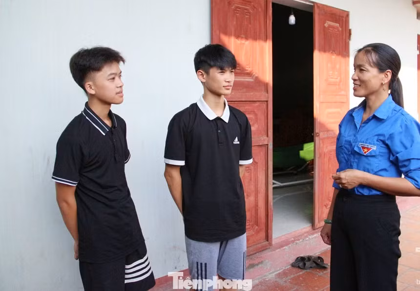Đoàn xã Tân Kim gặp mặt, khen thưởng hai thanh niên dũng cảm cứu người. Ảnh: P.T