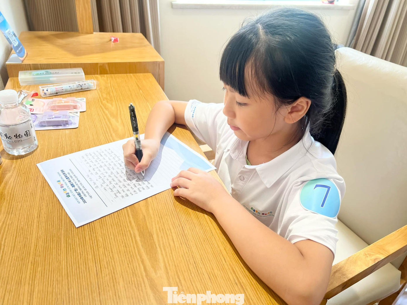 Viết lưu bút, cảm tưởng trước lúc chia tay.