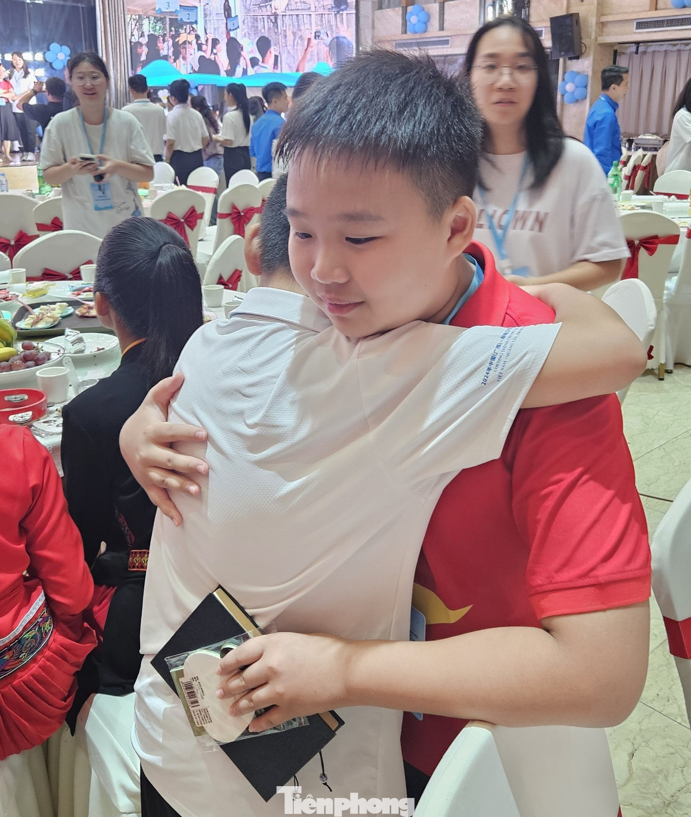 Thiếu nhi hai nước ôm chặt tình thân.