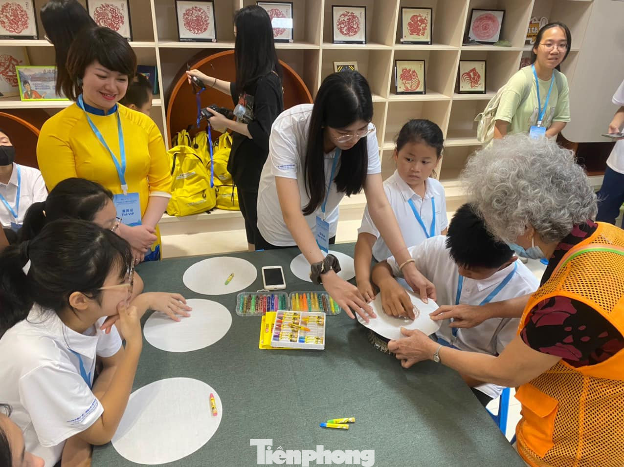 Học làm quạt tròn Quảng Tây.