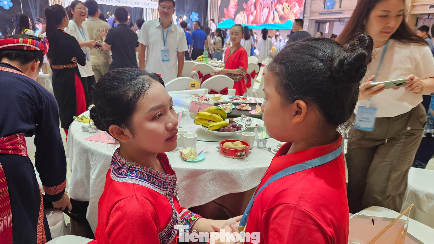 Lưu luyến, tay trong tay với tình hữu nghị Việt- Trung.