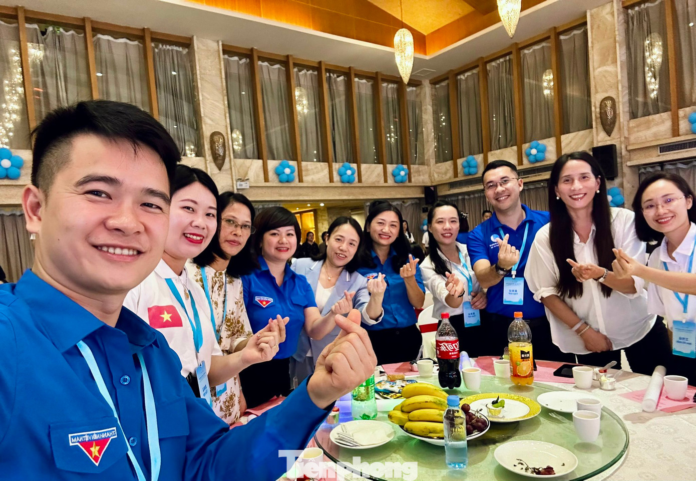 Các anh chị phụ trách đoàn đại biểu thiếu nhi Việt- Trung thể hiện sự quyết tâm xây dựng mối quan hệ hữu nghị anh em bền vững.