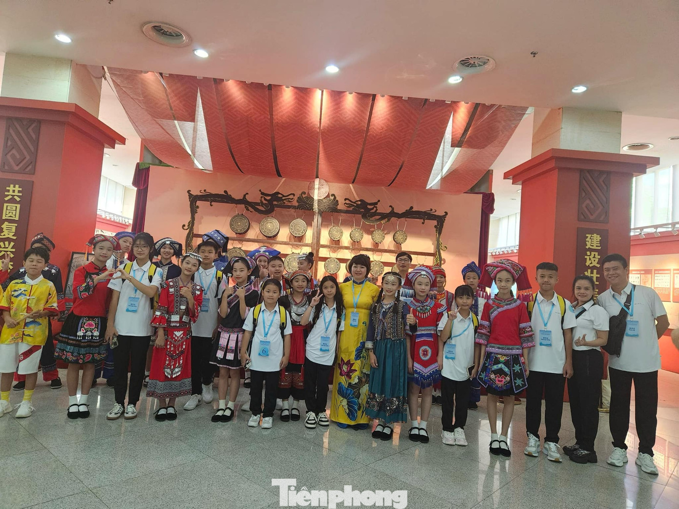 Giao lưu các thành viên đội Văn nghệ Việt Nam- Trung Quốc.