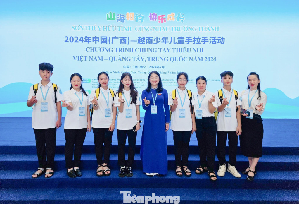 Đoàn đại biểu thiếu nhi Cao Bằng (Việt Nam) tham dự chương trình.