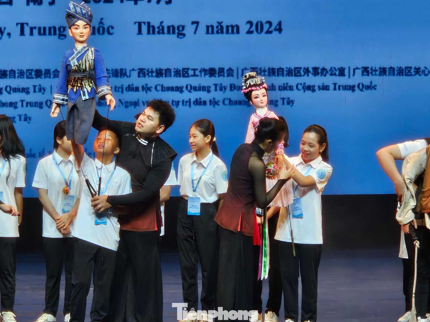 Thử làm diễn viên xiếc nhí.