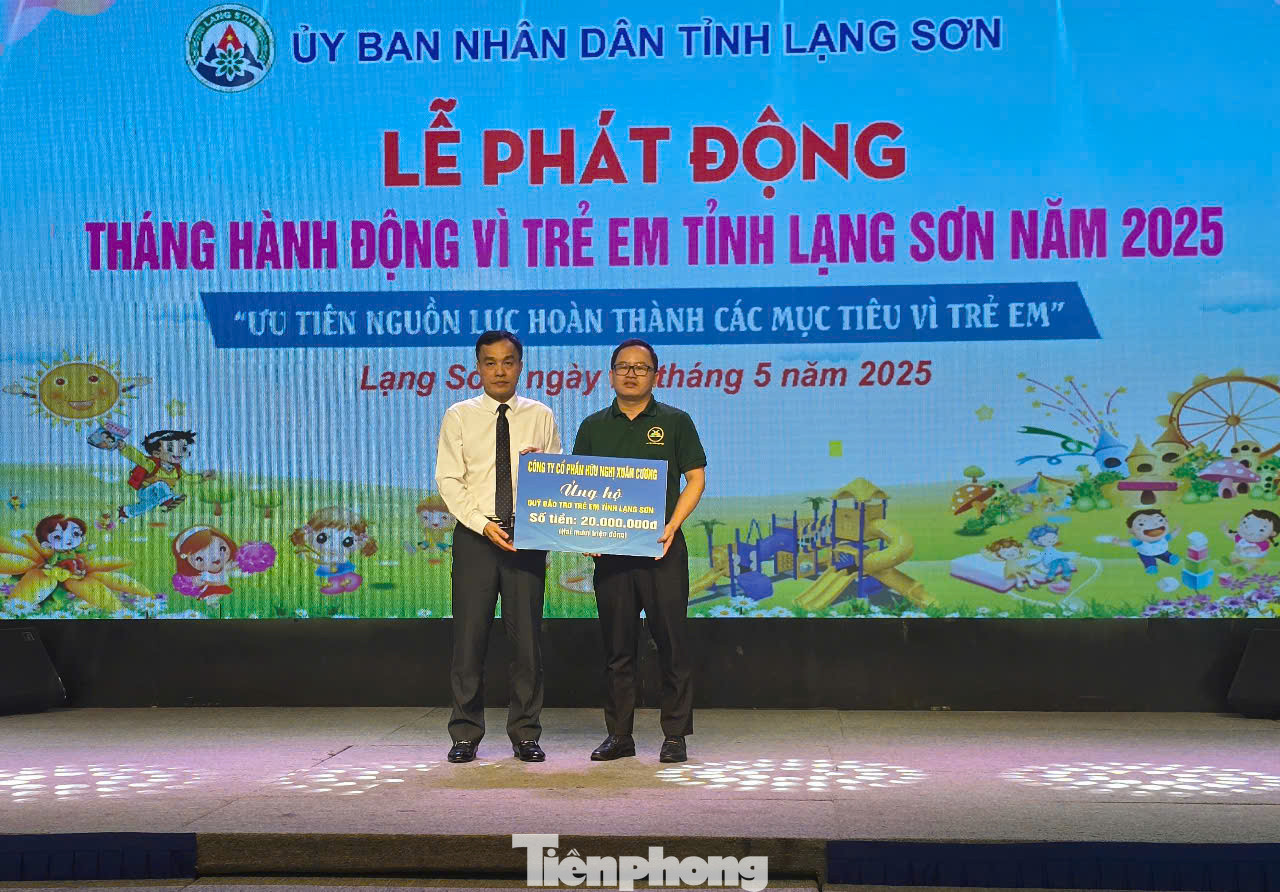 Tại chương trình, nhiều tập thể, cá nhân, doanh nghiệp, đóng góp kinh phí ủng hộ Quỹ “Bảo trợ trẻ em tỉnh Lạng Sơn năm 2025”, chung tay giúp sức để trẻ em địa phương có cuộc sống vui tươi, tốt đẹp hơn. Ảnh: Duy Chiến.