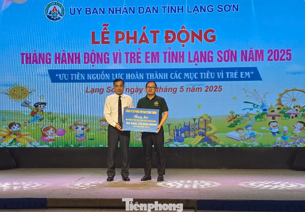Tại chương trình, nhiều tập thể, cá nhân, doanh nghiệp, đóng góp kinh phí ủng hộ Quỹ “Bảo trợ trẻ em tỉnh Lạng Sơn năm 2025”, chung tay giúp sức để trẻ em địa phương có cuộc sống vui tươi, tốt đẹp hơn. Ảnh: Duy Chiến.