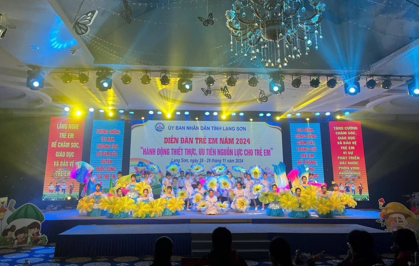 Trẻ em xứ Lạng vui ca hát tại diễn đàn.