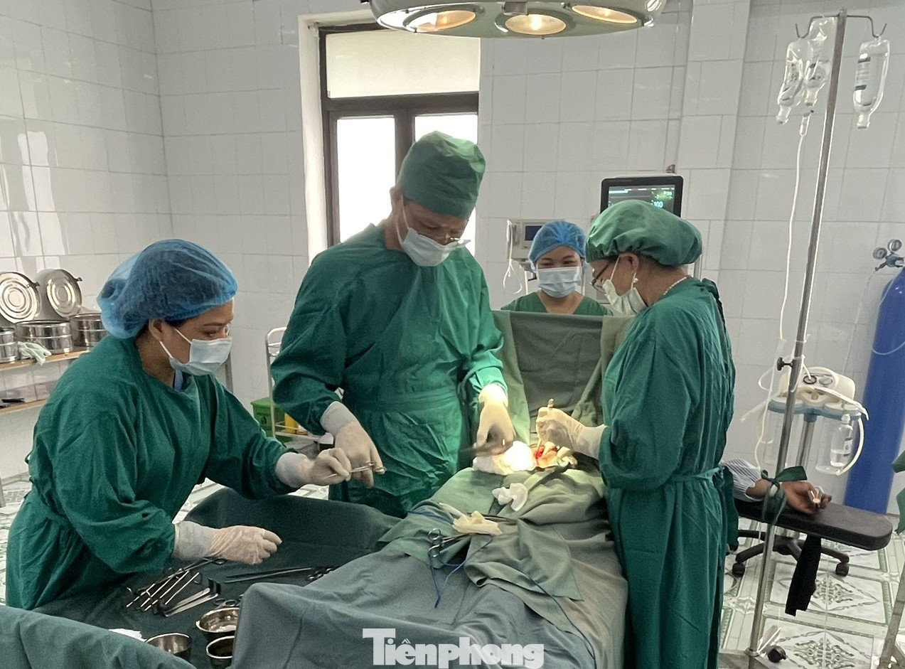 Cấp cứu bệnh nhân bị bò húc thủng bụng. Ảnh: CB