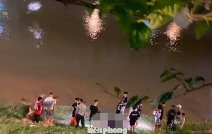 Sau khoảng một giờ đồng hồ, lực lượng chức năng đã cứu được thanh niên nhảy cầu, đưa vào bờ.