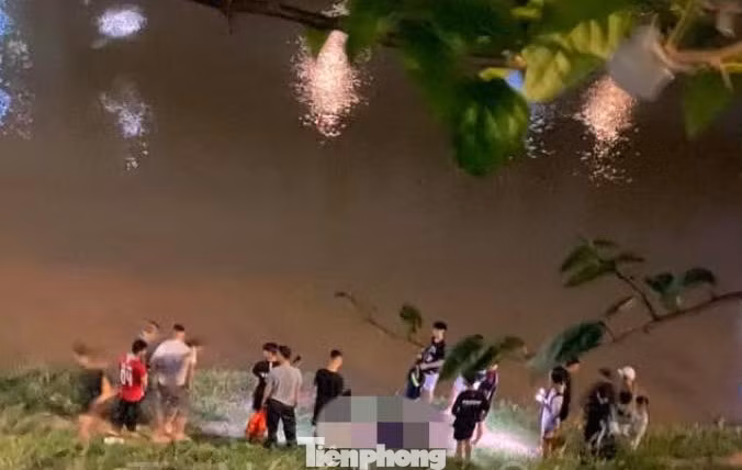 Sau khoảng một giờ đồng hồ, lực lượng chức năng đã cứu được thanh niên nhảy cầu, đưa vào bờ.