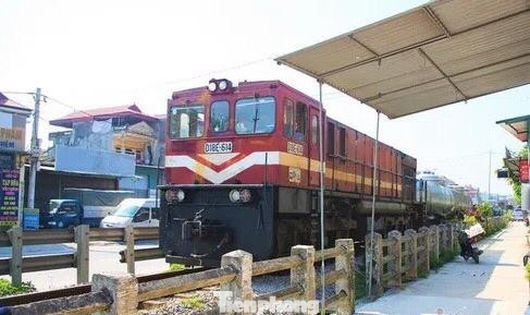 Vi phạm ATGT trên tuyến đường sắt Hà Nội - Đồng Đăng. Ảnh: TL